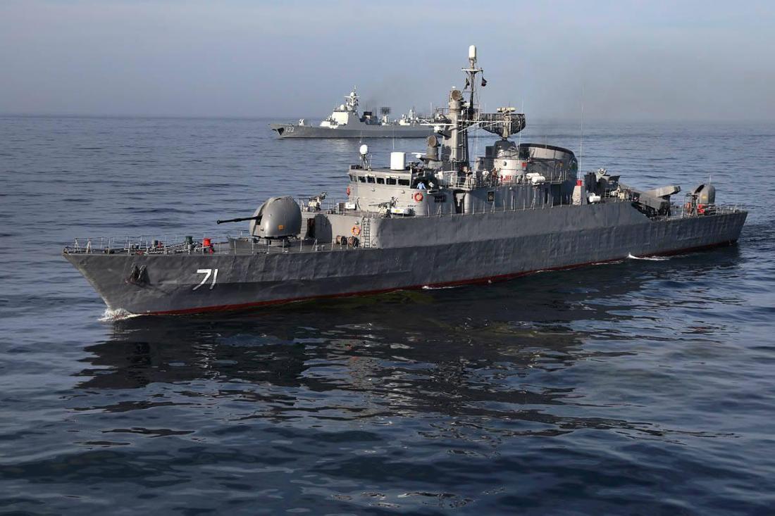 Eine ältere, leichte Fregatte der Alvand-Klasse der iranischen Marine während eines Manövers im März 2025.