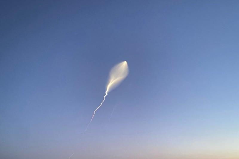 A missile streaks across the sky after being launched from Iranian territory toward Israel. Str/ZUMA Press Wire/dpa