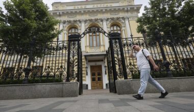 Russian govt, central bank spar over 'painful' economic downturn
