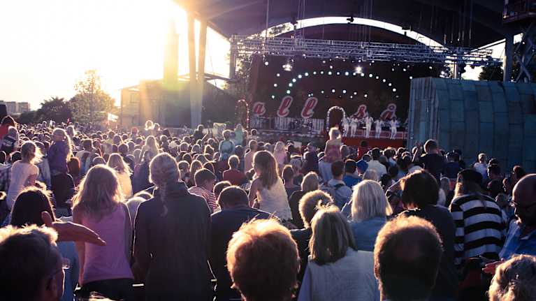 Publik på Allsång på Skansen.