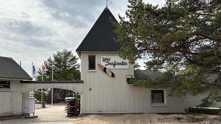 Yyterin surfcenterin rakennus. Kuva otettu mantereelta.