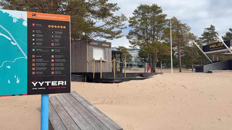 Yyterin Helmi -ravintola, sekä kioski hotellin rannalta kuvattuna.