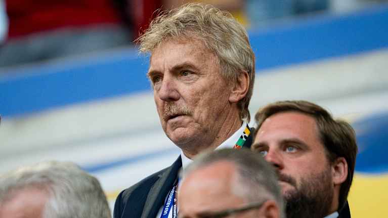 Zbigniew Boniek katsoo ottelua jalkapallostadionin katsomossa.