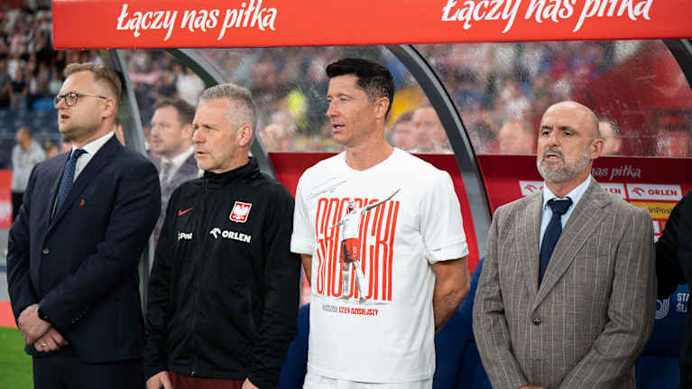 Puolan jalkapallomaajoukkueen johto ja Robert Lewandowski laulavat kentän laidalla kansallislaulua.
