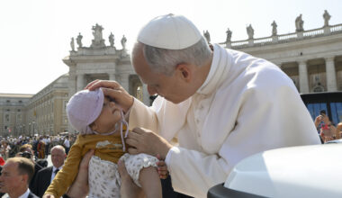 Pope 'to hike Vatican wages' - Vatican