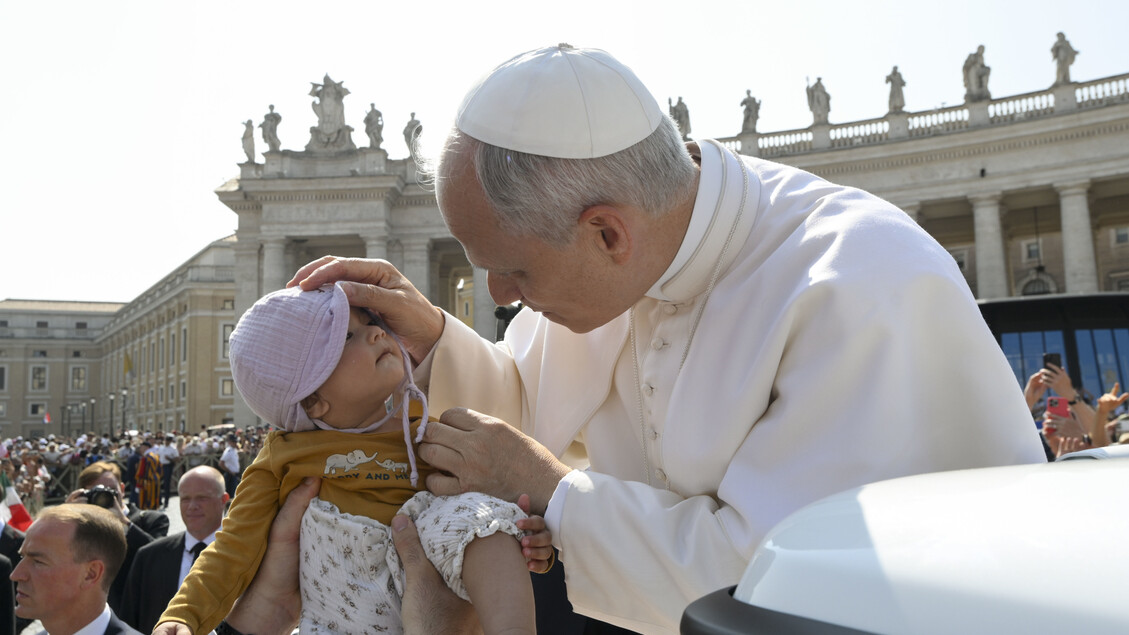 Pope 'to hike Vatican wages' - Vatican