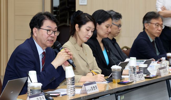 The Ministry of Employment and Labor has submitted its proposal for implementing President Lee Jae-myung’s campaign pledge of a 4.5-day workweek to the National Policy Planning Committee. (Image courtesy of Yonhap)