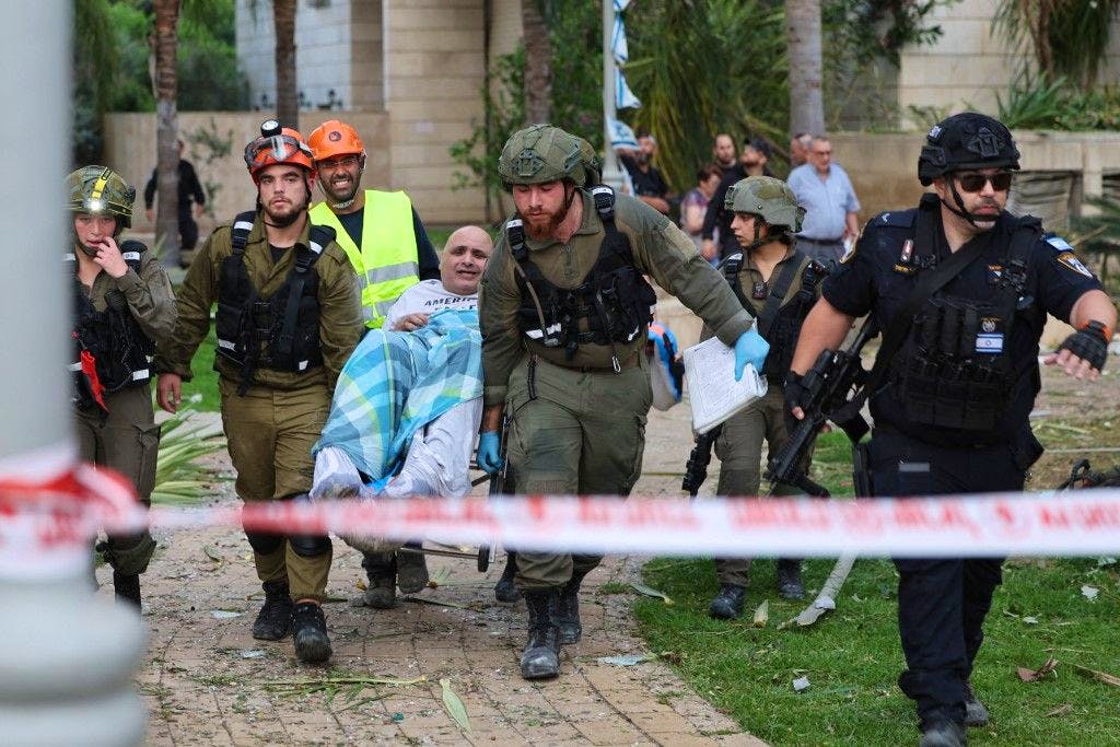 Un homme blessé évacué après une frappe iranienne, à l'est de Tel Aviv, lundi 16 juin 2025.