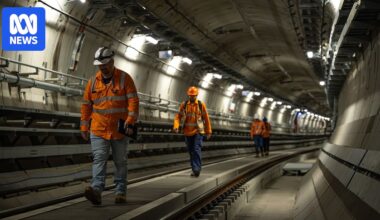Melbourne's Metro Rail Tunnel may not be fully operational when it opens, with report two stations are behind schedule