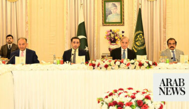 PM hosts Pakistani delegates for successfully presenting Islamabad’s case on India crisis