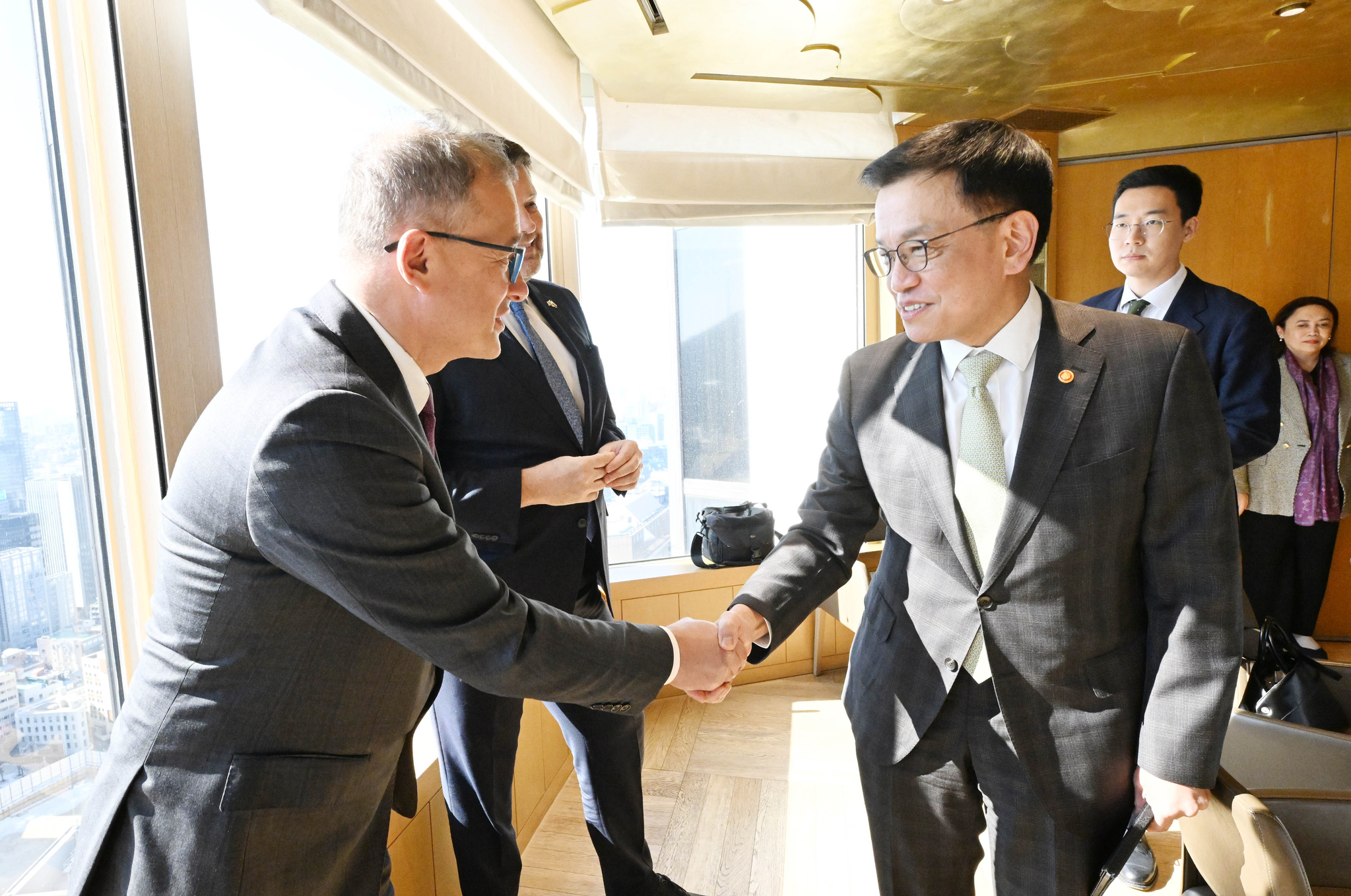 Czech Ambassador to Korea Ivan Jancarek, left, is greeted by then-acting President and Finance Minister Choi Sang-mok at a luncheon with defense and nuclear energy envoys at Lotte Hotel in central Seoul on Feb. 4. [MINISTRY OF ECONOMY AND FINANCE]