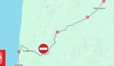 Large mudslide blocks State Highway 3 in Taranaki