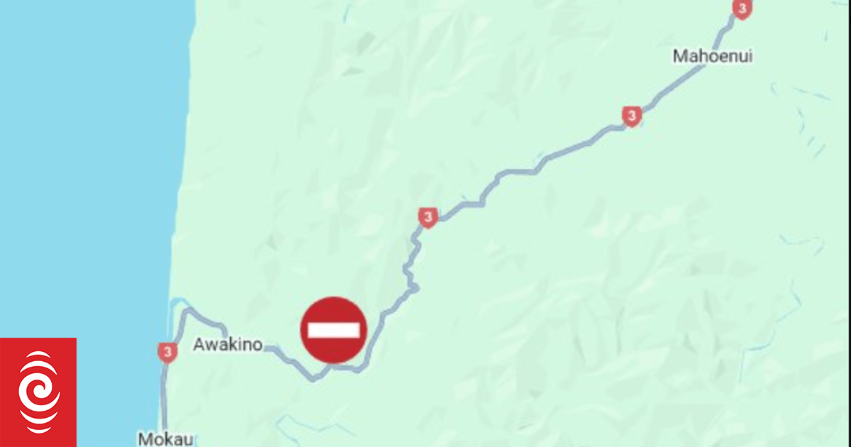 Large mudslide blocks State Highway 3 in Taranaki