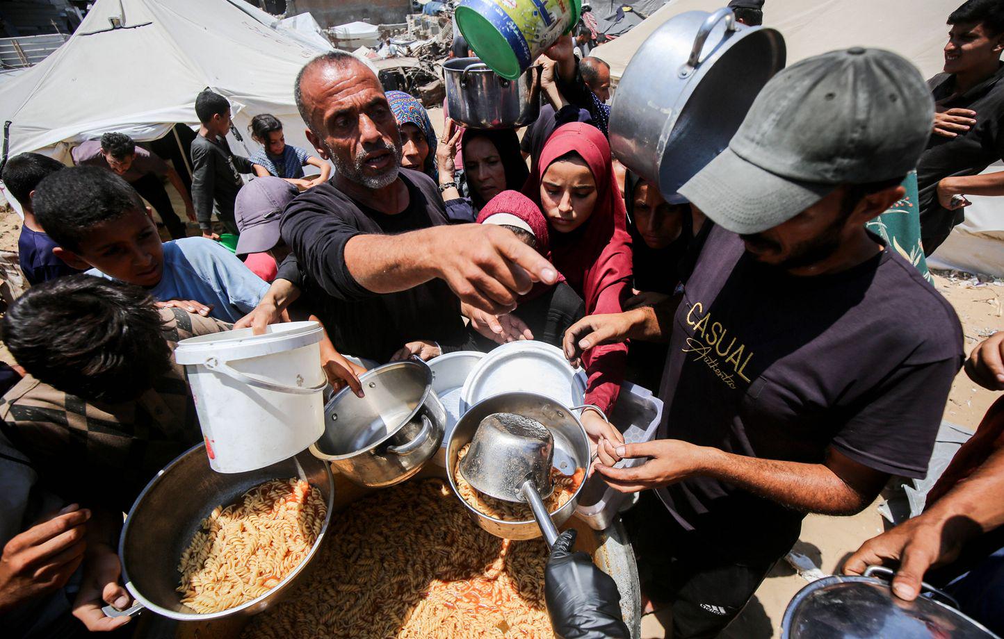 « Un piège mortel »… La nourriture sert d’arme à Israël pour détruire Gaza