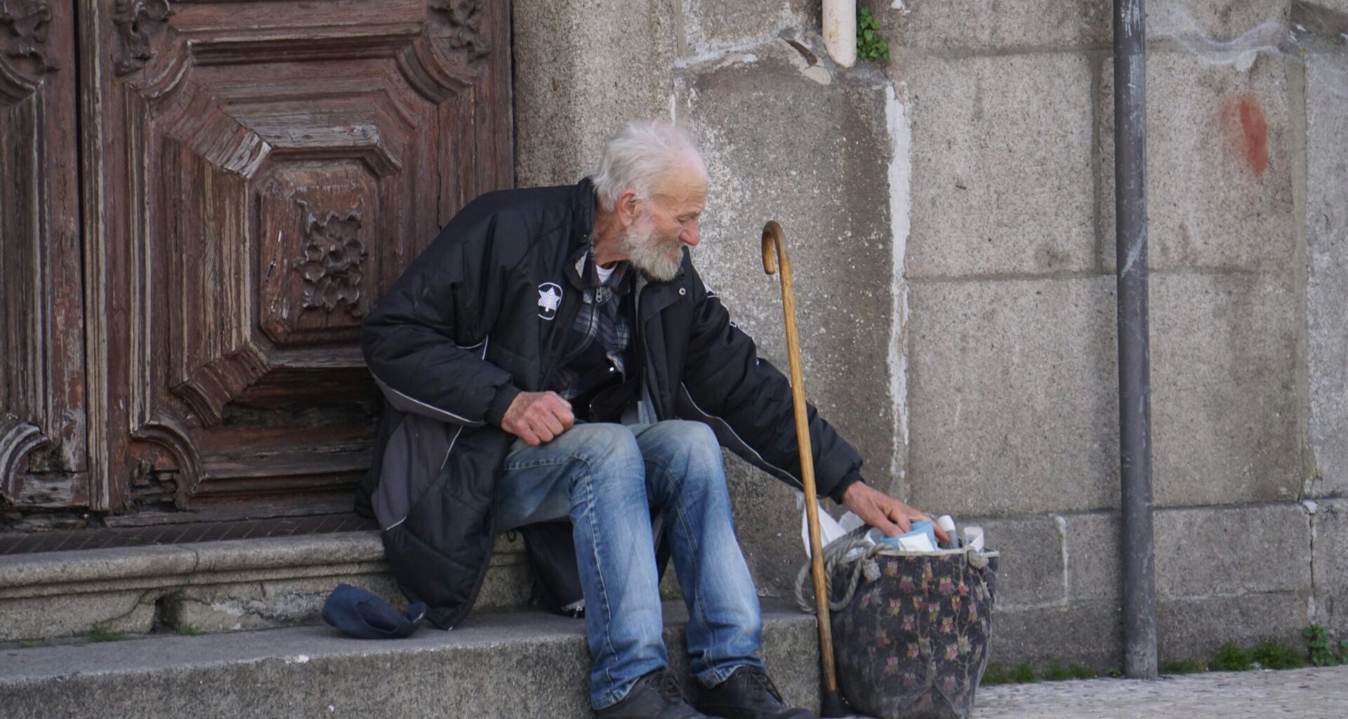 L’Italia di Meloni annega nella povertà. Aumentano gli assistiti dalla Caritas