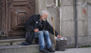 L’Italia di Meloni annega nella povertà. Aumentano gli assistiti dalla Caritas