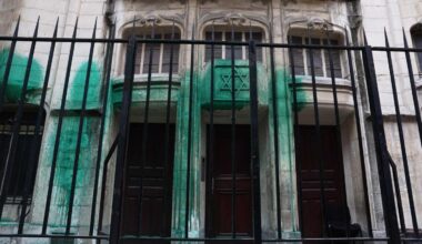 Lieux juifs aspergés de peinture : trois Serbes mis en examen pour dégradations en lien « avec une puissance étrangère » ; la Russie soupçonnée d’ingérence