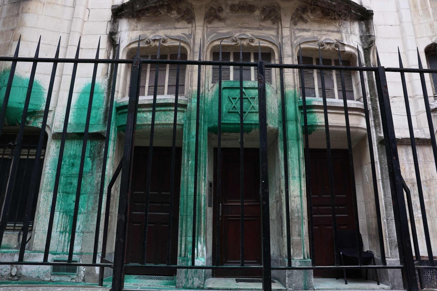 Lieux juifs aspergés de peinture : trois Serbes mis en examen pour dégradations en lien « avec une puissance étrangère » ; la Russie soupçonnée d’ingérence