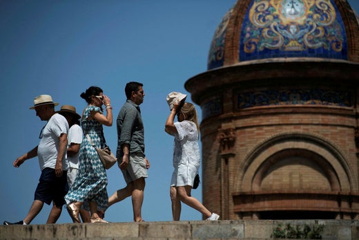 Extrema temperaturer har slagit sitt grepp om Spanien och Portugal, med de högsta majtemperaturerna sedan 1950 i Spanien den 31 maj. Extremvärme runt Medelhavet väntas driva turister på flykt – mot bland annat Sverige.