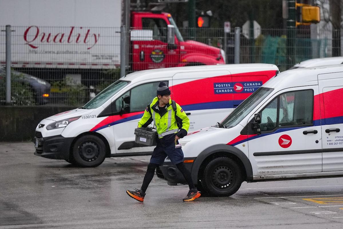 Ottawa puts latest Canada Post offer up to a vote by union members