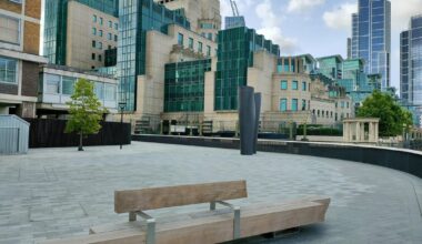 The last section of the Thames Path between Vauxhall and Lambeth Bridge is now open. (I waved to M. and Q. as I walked past the James Bond building! 👋)