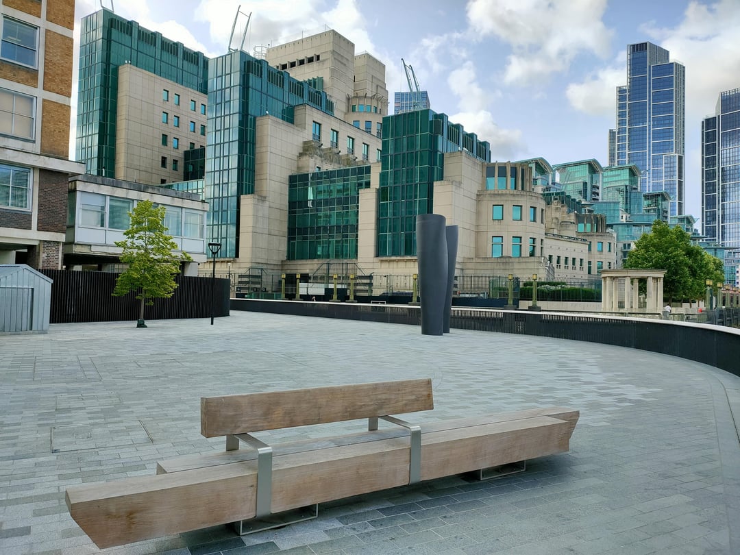 The last section of the Thames Path between Vauxhall and Lambeth Bridge is now open. (I waved to M. and Q. as I walked past the James Bond building! 👋)