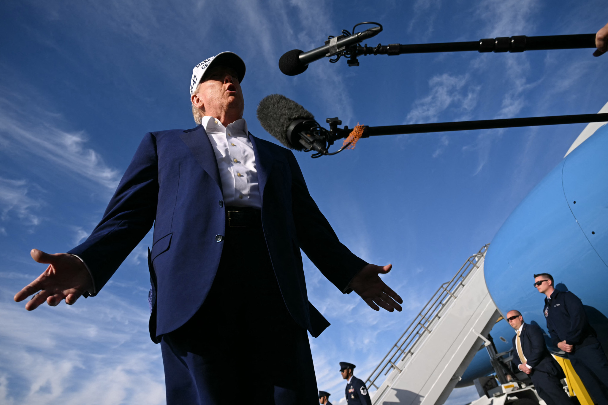 Donald Trump parle aux journalistes avant d’embarquer à bord de l’Air Force One à Morristown, New Jersey, le 25 mai 2025.