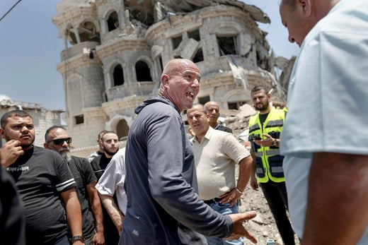 Grannen Azmy Kiwan skäller ut vice borgmästaren i Tamra för att palestinska israeler inte har skyddsrum och inte heller får hjälp med boende när deras hus bombas.