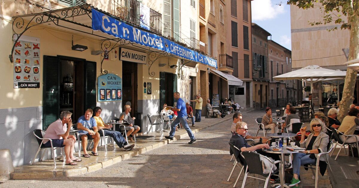Panic in top Brit holiday spot as prices of popular foods and drinks soar | World | News
