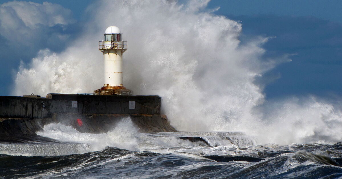 UK and Ireland weather maps turn orange as giant 358-mile storm sweeps in from Atlantic | Weather | News