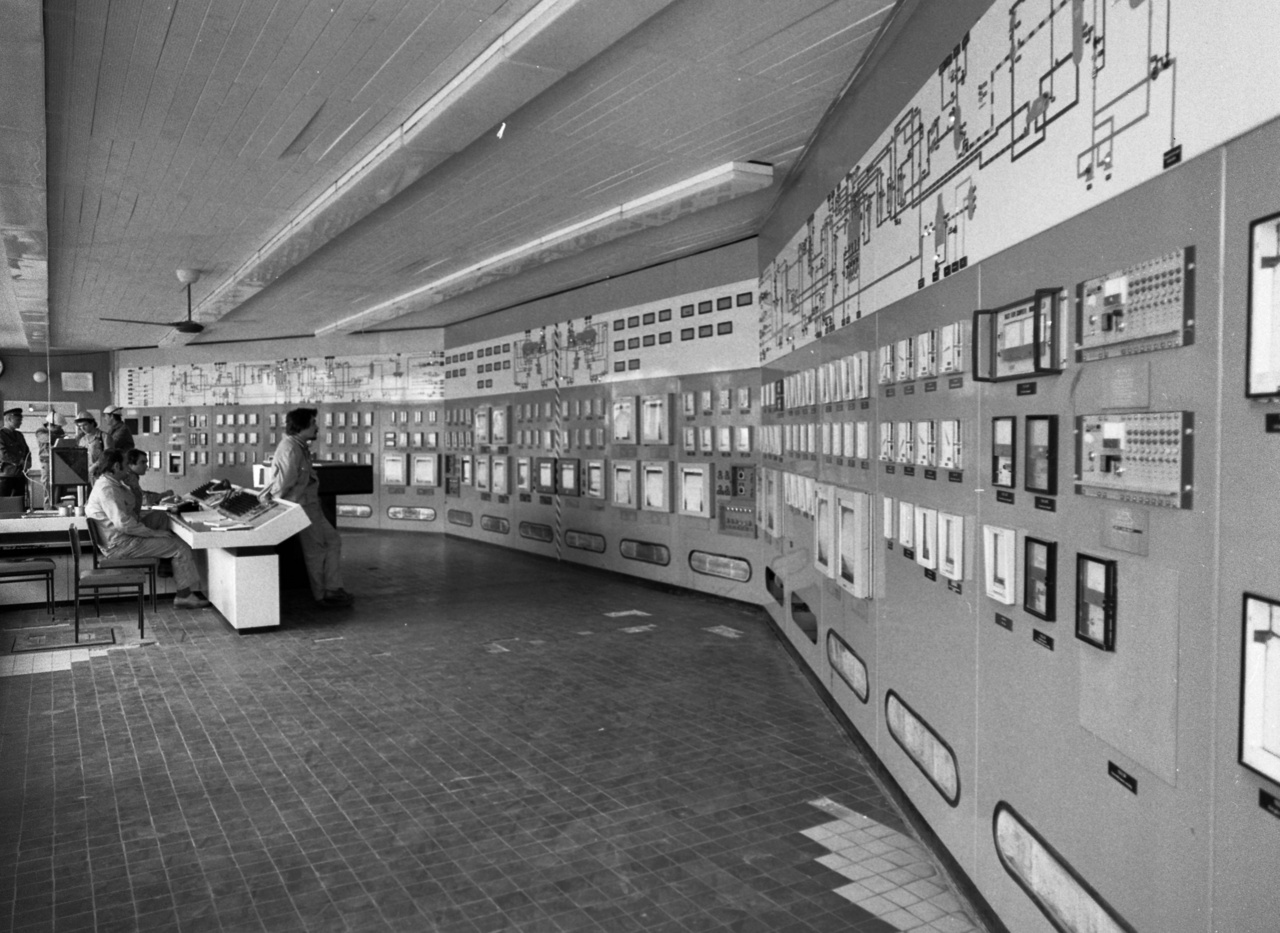 A Dunai Kőolajipari Vállalat kőolajfinomítójának vezérlőterme - 1979-ben. A termelésirányítás központjában az 1971-ben vásárolt, nagyteljesítményű IBM számítógépes rendszerrel követték végig a feldolgozás minden folyamatát - a nyersanyag beérkezésétől a késztermékek kiszállításáig.  A nyolcvanas évek közepétől az export és minőségi előírások miatt már csak „nyugati” technológia jelenhetett meg. Ennek is köszönhető, hogy 1986-ban elindulhatott a sugárhajtásúrepülőgép-üzemanyag (JET A-1) gyártása. 