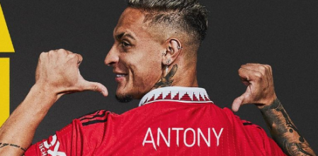 Antony, en una de las imágenes promocionales del United de su fichaje
