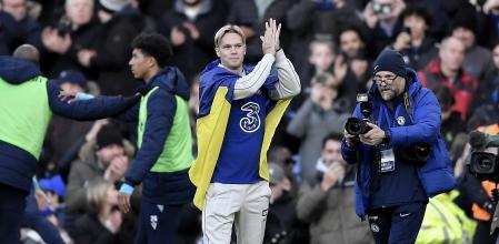 London (United Kingdom), 15/01/2023.- Chelsea new signing Mykhaylo Mudryk applauds the fans during the English Premier League soccer match between Chelsea FC and Crystal Palace in London, Britain, 15 January 2023. (Reino Unido, Londres) EFE/EPA/Vince Mignott EDITORIAL USE ONLY. No use with unauthorized audio, video, data, fixture lists, club/league logos or 'live' services. Online in-match use limited to 120 images, no video emulation. No use in betting, games or single club/league/player publications