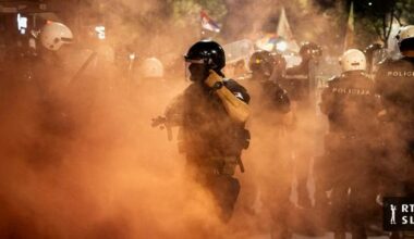 V izgredih po koncu protestov v Beogradu več poškodovanih, več deset ljudi so priprli