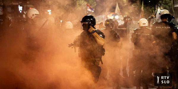 V izgredih po koncu protestov v Beogradu več poškodovanih, več deset ljudi so priprli
