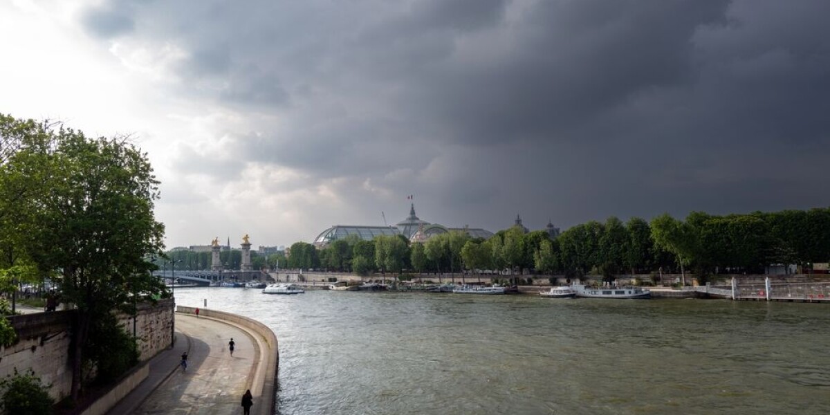 Stormy Weekend Forecast with Significant Temperature Drop