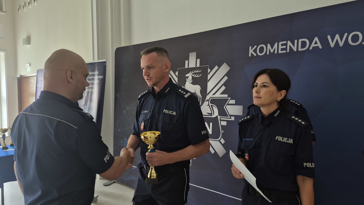 Zastępca Komendanta Wojewódzkiego policji w Lublinie wręcza puchar Kierownikowi Rewiru Dzielnicowych: aspirantowi sztabowemu Tomaszowi Borychowskiemu z  Komendy Powiatowej Policji w Łukowie