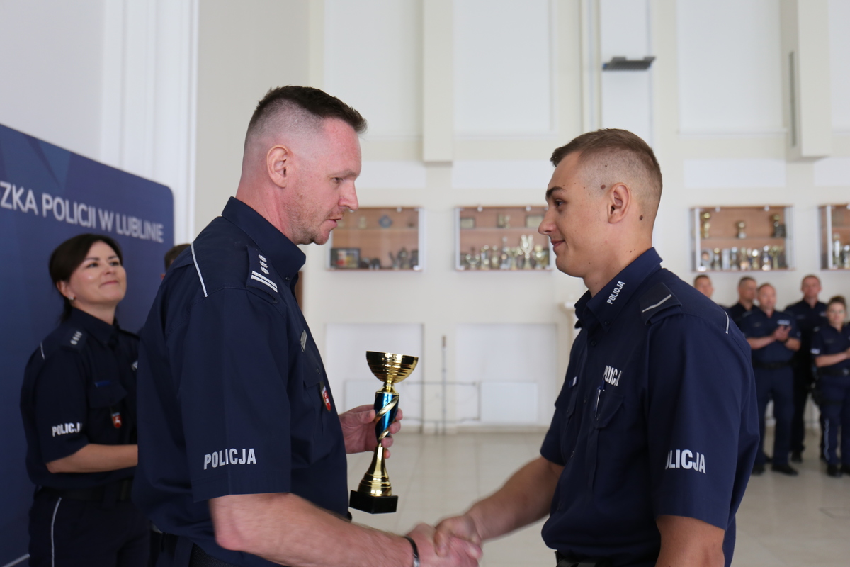 Zastępca Komendanta Wojewódzkiego policji w Lublinie wręcza puchar sierżantowi Damianowi Sulejowi z Komendy Powiatowej Policji w Łukowie