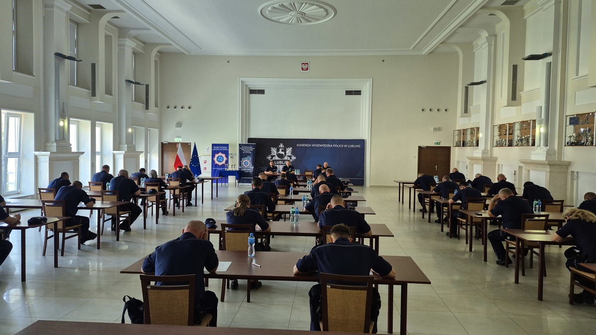 Policjanci piszą pisemny test z wiedzy.