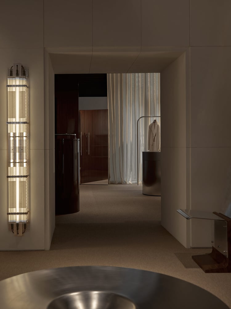 Intérieur du nouveau magasin phare d'Umit Benan à Milan, Via Bigli.