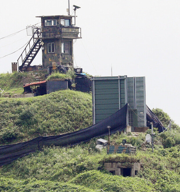 South Korea ends loudspeaker broadcasts to ease tensions