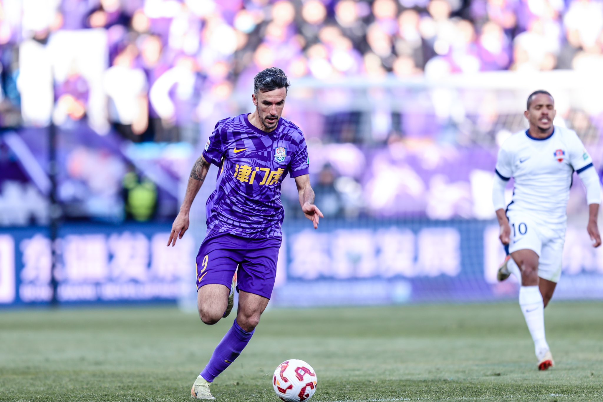 Alberto Quiles, con el balón controlado en un encuentro con el Tianjin Jinmen Tiger