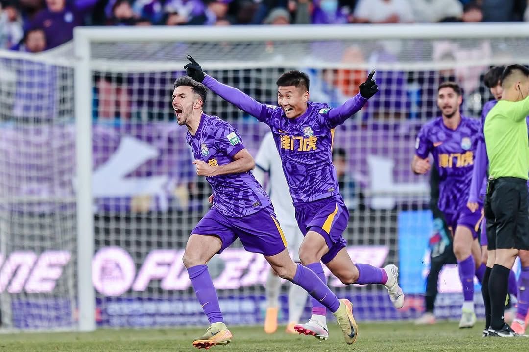 Quiles celebrando un gol junto a sus compañeros