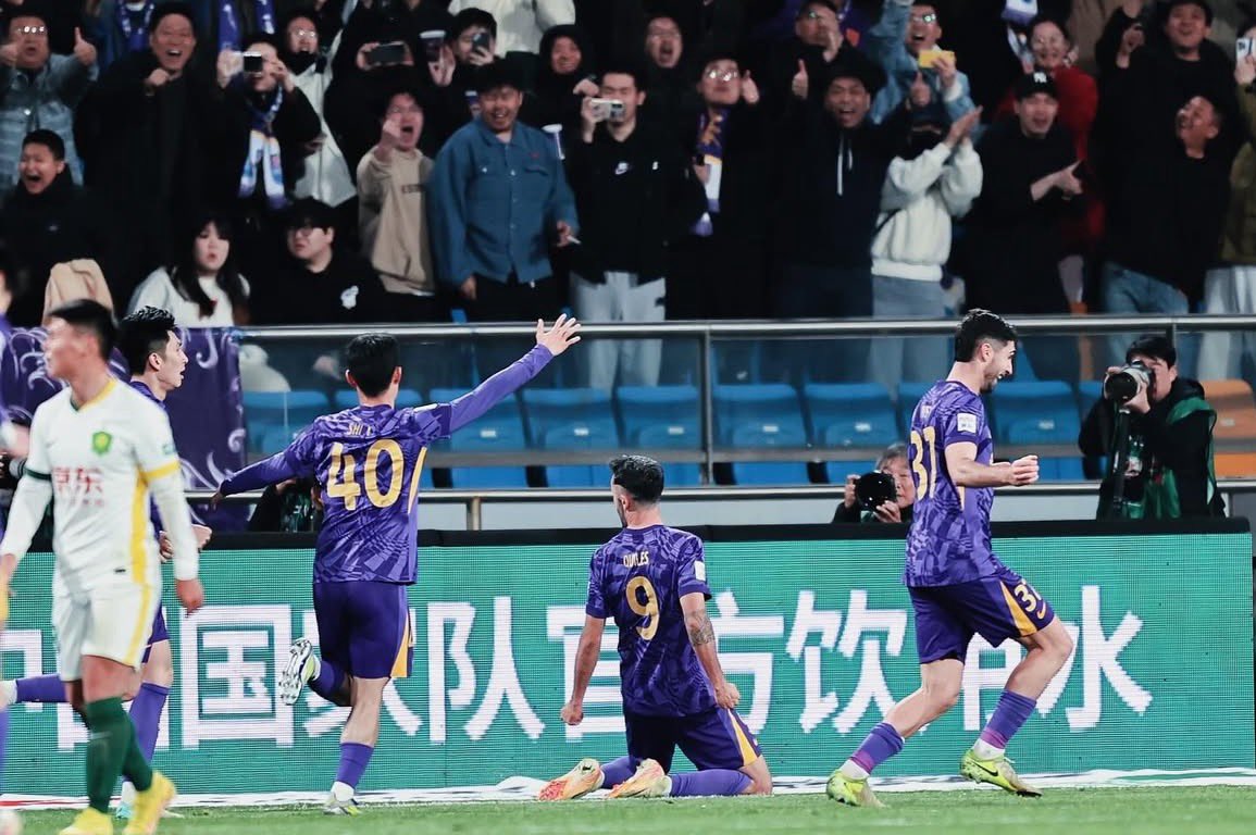 El delantero onubense celebrando un gol con el conjunto chino