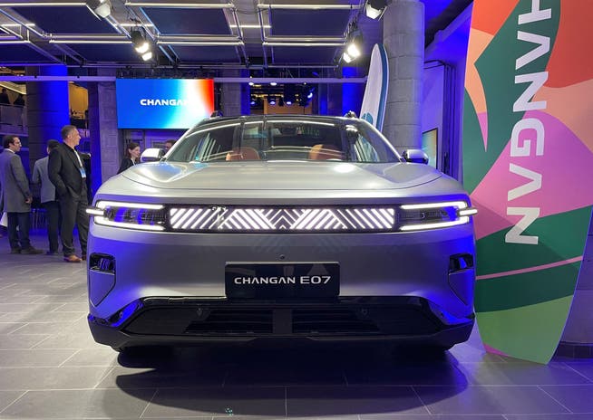 Der chinesische Automobilhersteller Chang’an Automobile präsentiert am 21. März 2025 in Mainz seinen Elektro-SUV Deepal E07, der voraussichtlich Ende des ersten Quartals 2026 auf den europäischen Markt kommen wird.
