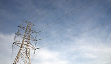 Des pylônes haute tension transportant l'électricité de l'Espagne au Portugal près de la frontière, à Lindoso, au Portugal, le 28 avril 2025