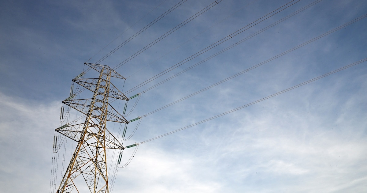 Des pylônes haute tension transportant l'électricité de l'Espagne au Portugal près de la frontière, à Lindoso, au Portugal, le 28 avril 2025