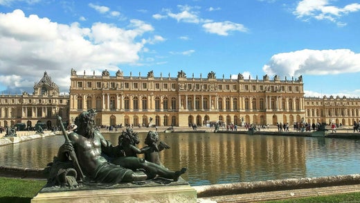 I lite drygt 100 år utgick all makt i Frankrike från slottet i Versailles utanför Paris. Från 1682, då Ludvig XIV och hans hov flyttade in med buller och bång, till revolutionen 1789 då det som i Frankrike kallas för l'ancien régime (det gamla styret) gick upp i rök.
