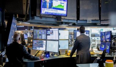 Dollar Gains in Early Trading as World Awaits Iran’s Response