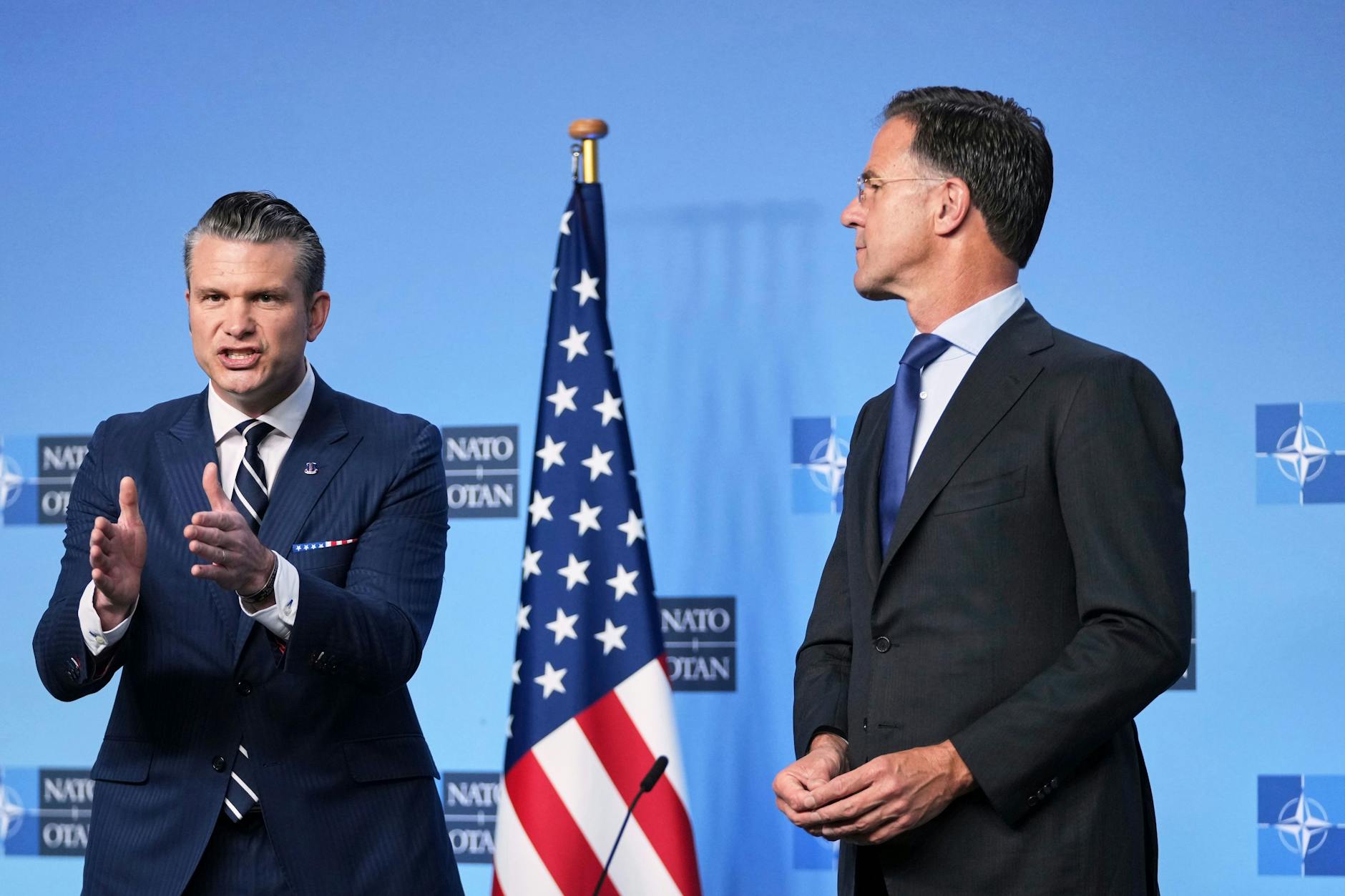 Pete Hegseth (l.) neben Mark Rutte auf dem Treffen der Nato-Verteidigungsminister in Brüssel